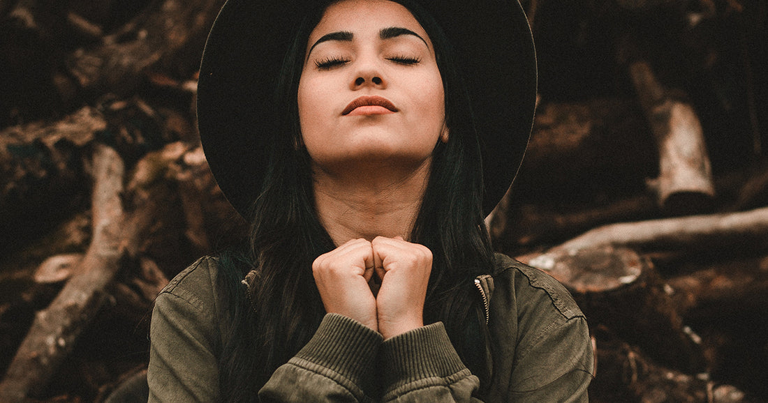 woman in hat praying