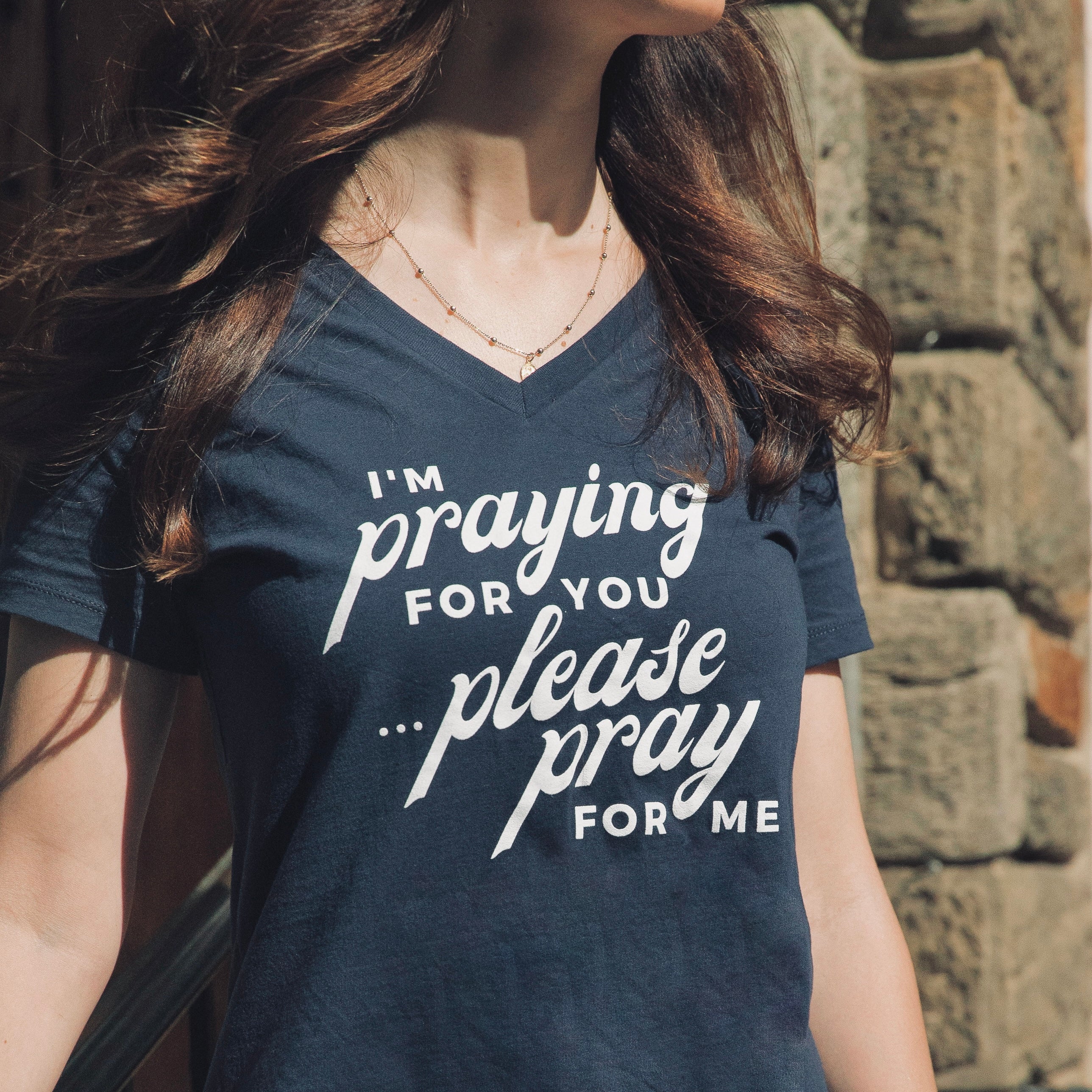 Camiseta de mujer con cuello de pico "Rezo por ti"