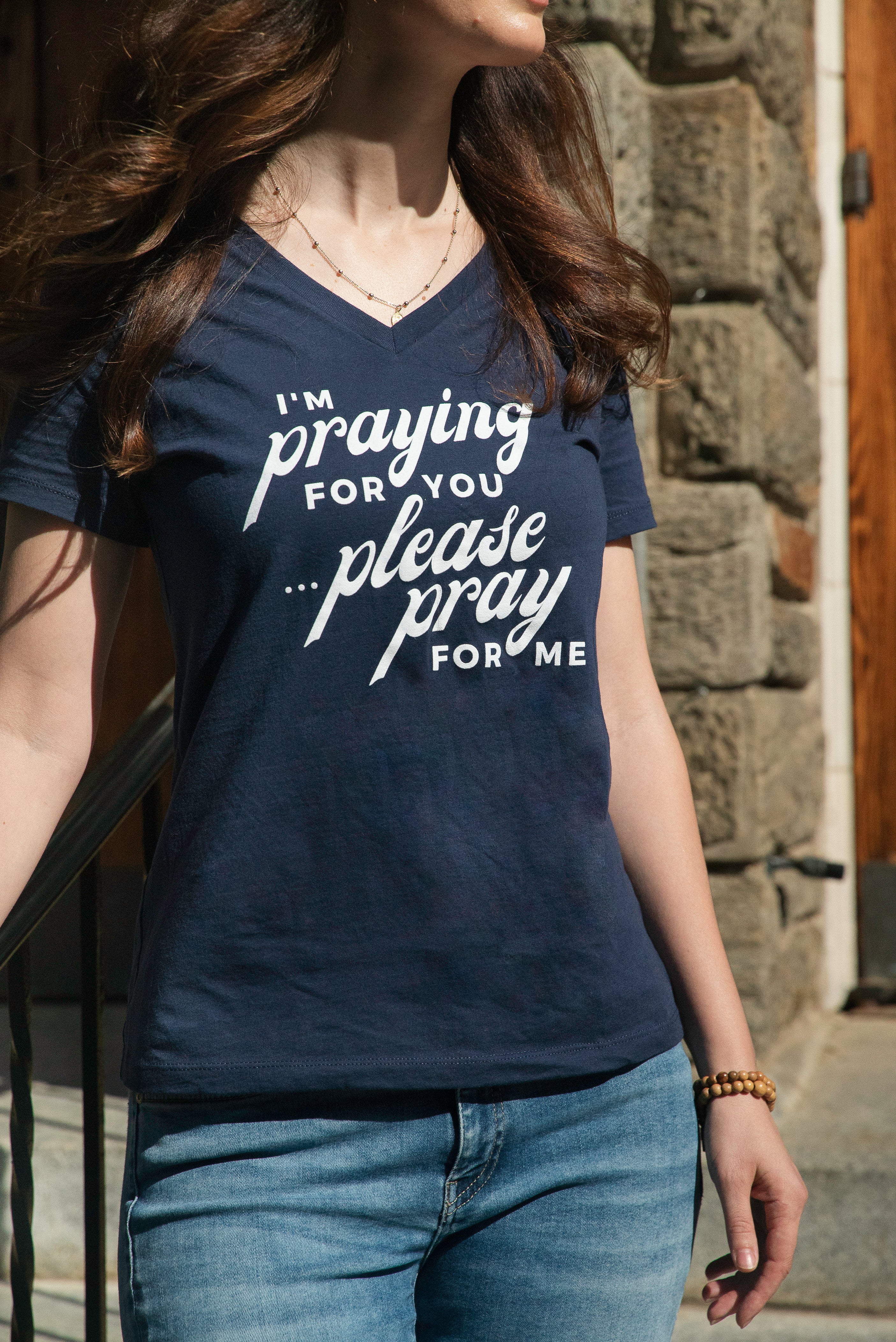 Camiseta de mujer con cuello de pico "Rezo por ti"