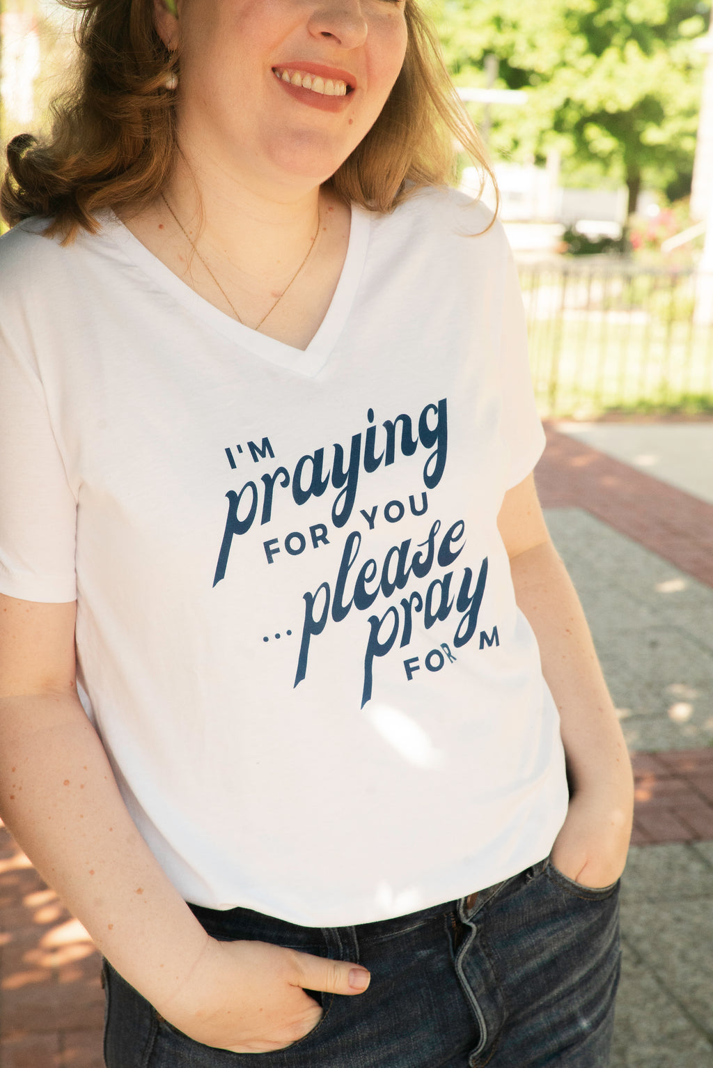Camiseta de mujer con cuello de pico "Rezo por ti"