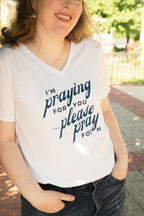 Camiseta de mujer con cuello de pico "Rezo por ti"