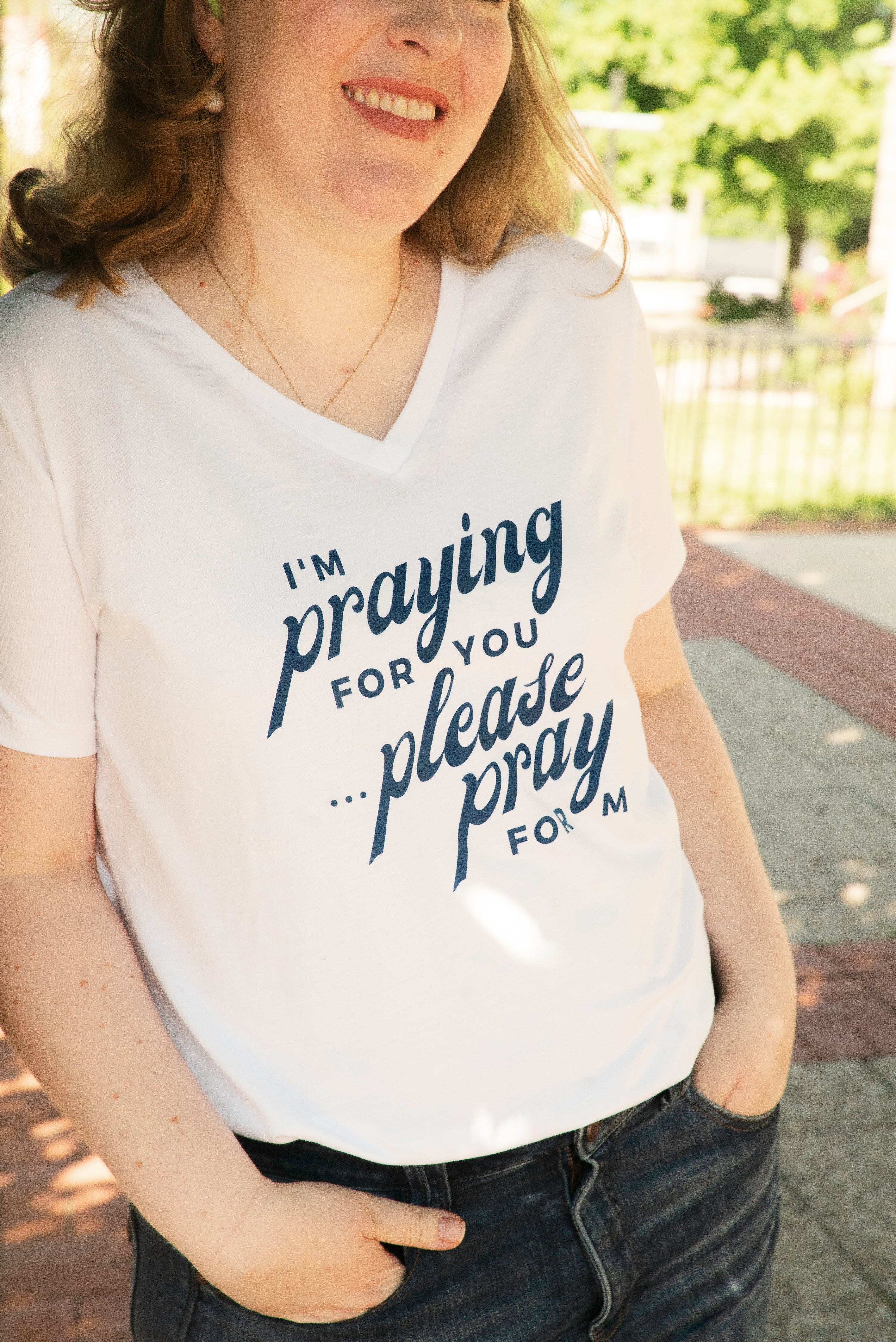 Camiseta de mujer con cuello de pico "Rezo por ti"