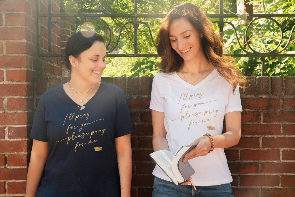 Camiseta de cuello de pico para mujer "Evangelización (Reza por mí)"
