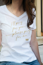 Camiseta de cuello de pico para mujer "Evangelización (Reza por mí)"