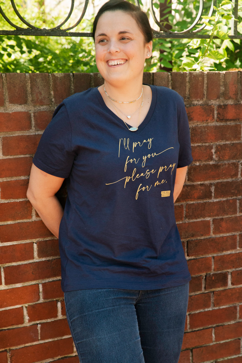 Camiseta de cuello de pico para mujer "Evangelización (Reza por mí)"
