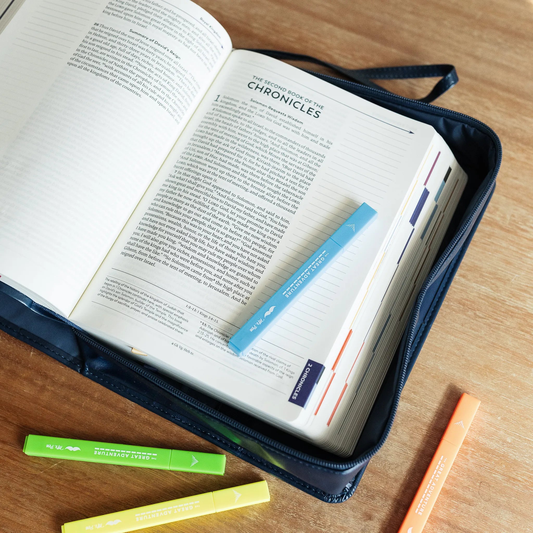 Funda para Biblia Vive la vida a través de la lente de las Escrituras (símil piel) Azul marino