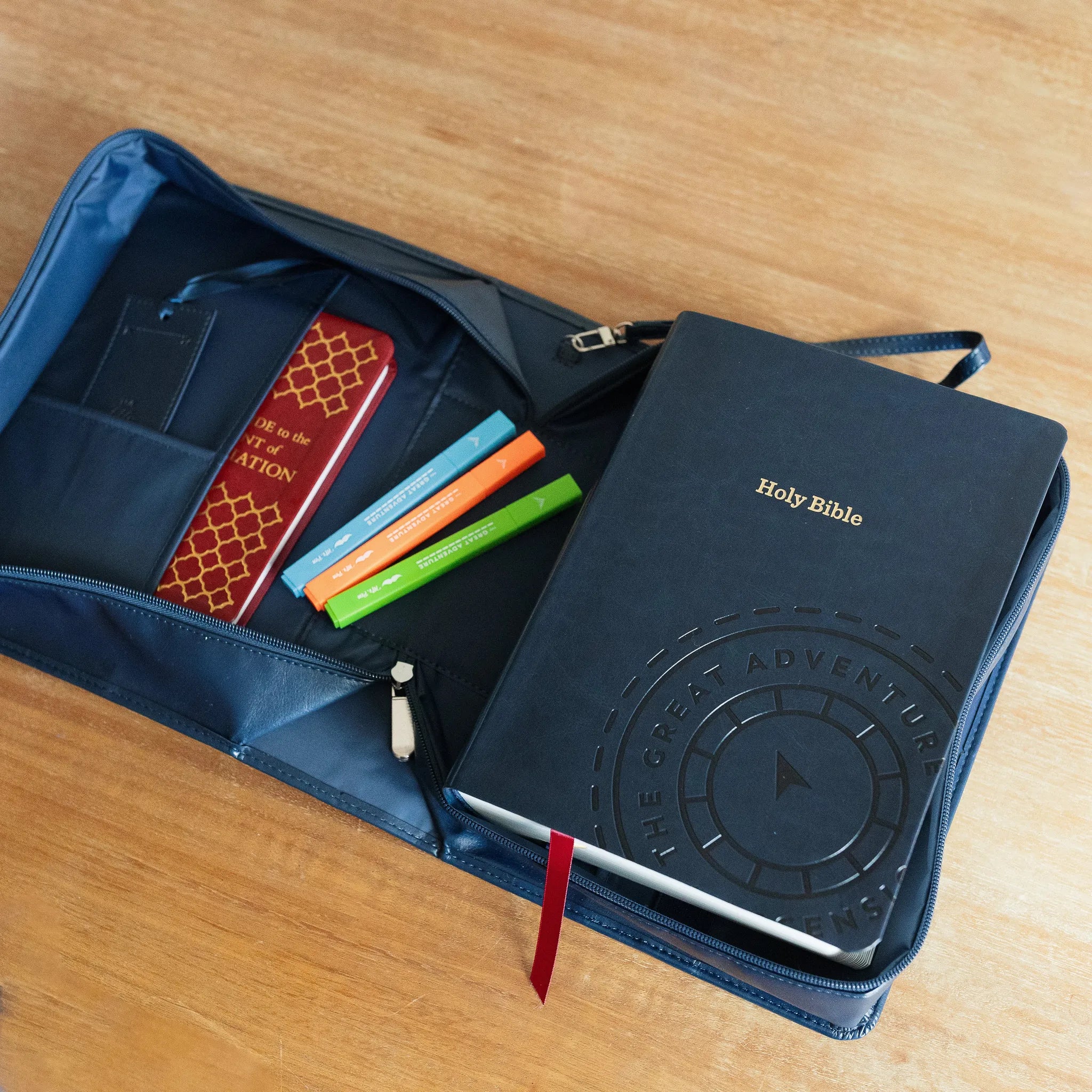 Funda para Biblia Vive la vida a través de la lente de las Escrituras (símil piel) Azul marino