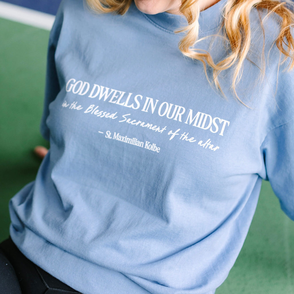 "Dios Habita Entre Nosotros" / Camiseta de San Maximiliano Kolbe