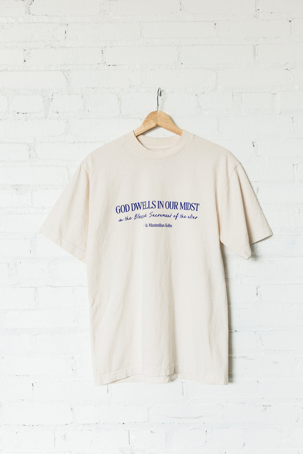 "Dios Habita Entre Nosotros" / Camiseta de San Maximiliano Kolbe