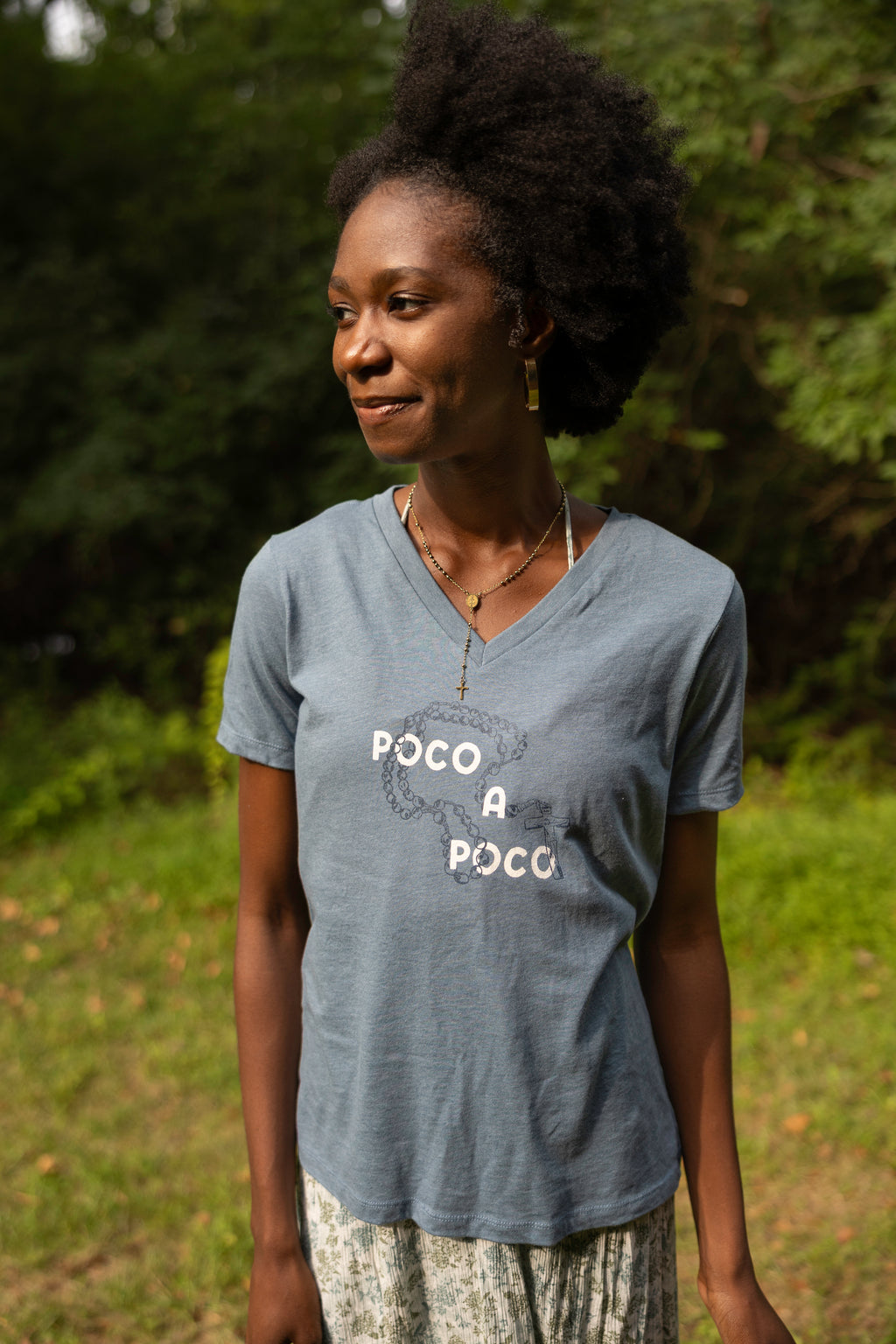 Camiseta de mujer con cuello de pico Poco a Poco