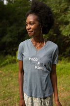 Camiseta de mujer con cuello de pico Poco a Poco