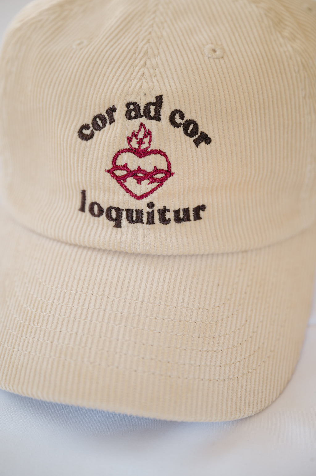 "Cor ad Cor Loquitur" / Sombrero de pana del Sagrado Corazón de Jesús