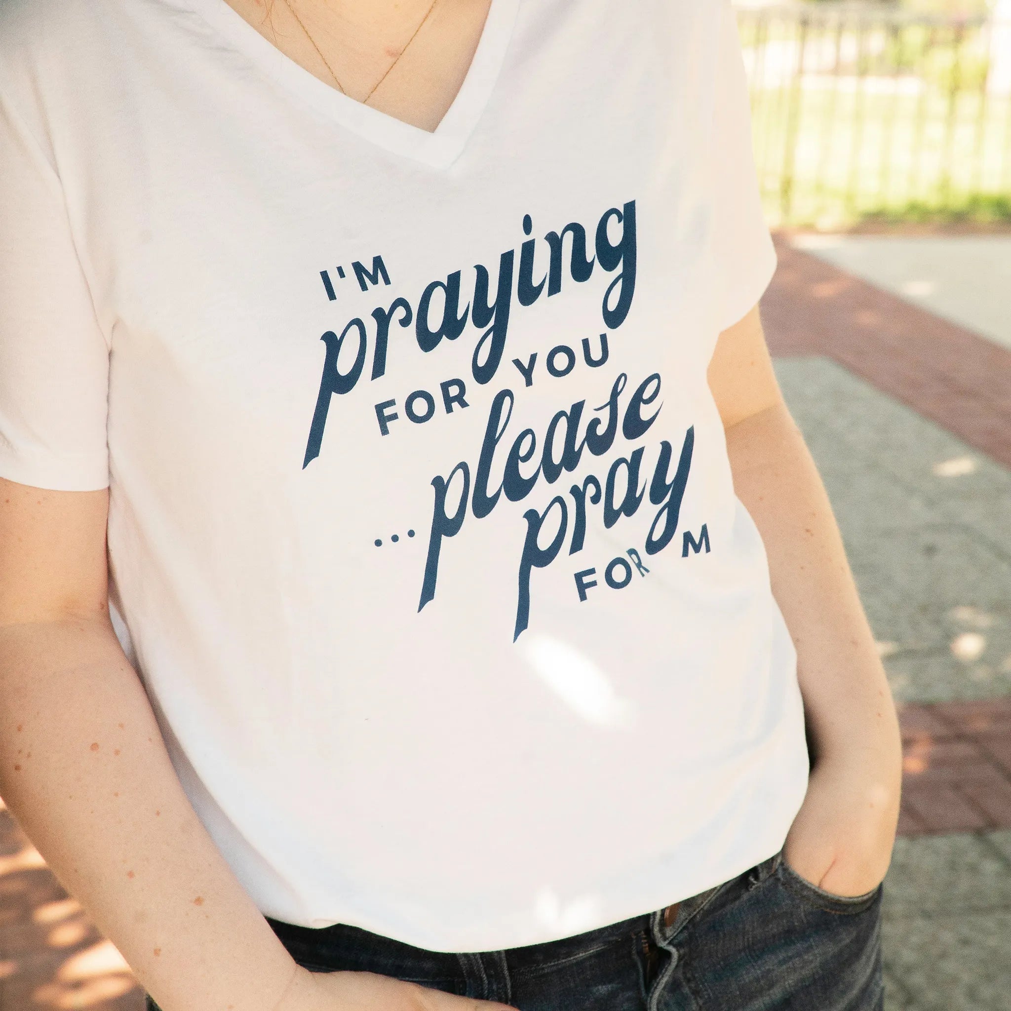 Camiseta de mujer con cuello de pico "Rezo por ti"