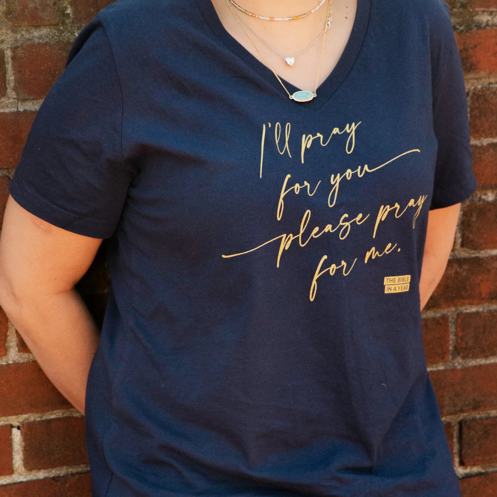 Camiseta de cuello de pico para mujer "Evangelización (Reza por mí)"