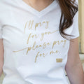 Camiseta de cuello de pico para mujer "Evangelización (Reza por mí)"