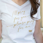 Camiseta de cuello de pico para mujer "Evangelización (Reza por mí)"