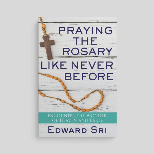 Book cover of 'Praying the Rosary Like Never Before' by Edward Sri with a rosary on a gray background.