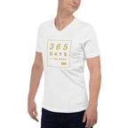 Camiseta con cuello en V "365 Días de la Palabra" / La Biblia en un Año